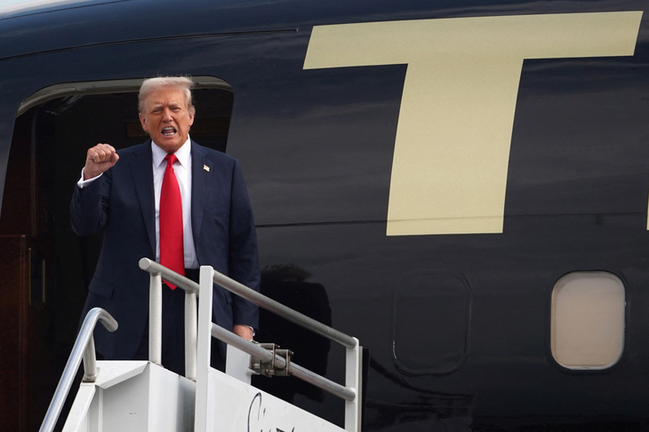 Cựu tổng thống Donald Trump đến sân bay Atlanta (bang Georgia) cho cuộc tranh luận trực tiếp đầu tiên với Tổng thống Joe Biden - Ảnh: REUTERS