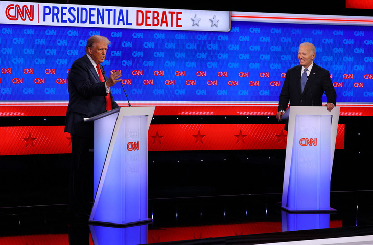 Ông Trump và ông Biden trong cuộc tranh luận đầu tiên, ngày 27-6 - Ảnh: REUTERS