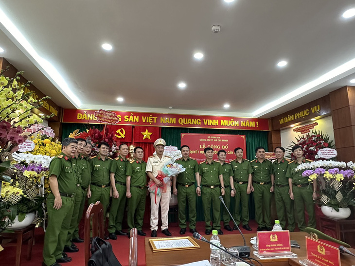 Trung tá Nguyễn Thành Hưng nhận quyết định điều động cán bộ - Ảnh: M.H.