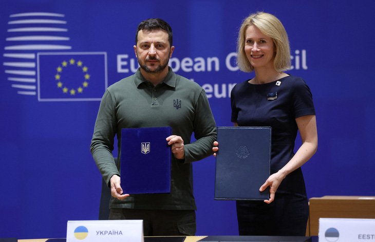 Tổng thống Ukraine Volodymyr Zelensky (trái) và Thủ tướng Estonia Kaja Kallas ký thỏa thuận an ninh ngày 27-6 - Ảnh: REUTERS