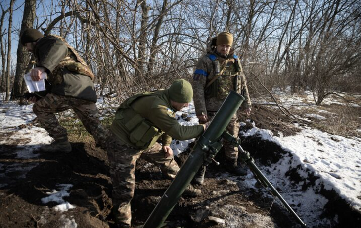 Quân nhân Ukraine bắn đạn cối về phía quân đội Nga tại vị trí tiền tuyến ở thành phố Vuhledar, tỉnh Donetsk hồi tháng 2-2023 - Ảnh: REUTERS