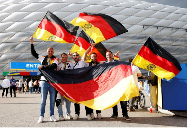 Cổ động viên Đức cuồng nhiệt trước sân vận động Allianz Arena - Ảnh: REUTERS