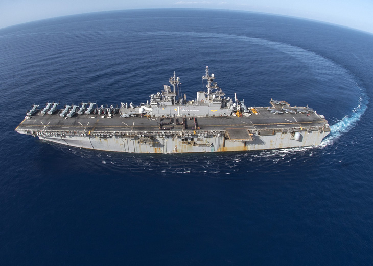 Tàu tấn công đổ bộ USS Wasp của Mỹ đang cơ động trên biển - Ảnh: US NAVY