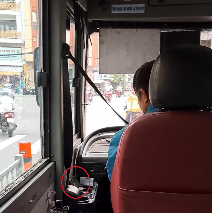 Tài xế xe buýt vừa xem điện thoại vừa lái xe trên đường Phú Hữu, quận 5, TP.HCM - Ảnh: Cắt từ video