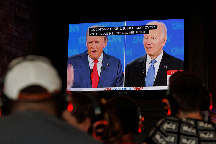 Khán giả theo dõi màn tranh luận giữa ông Trump và ông Biden tại một quán rượu ở San Diego, bang California, Mỹ tối 27-6 (giờ Mỹ) - Ảnh: REUTERS