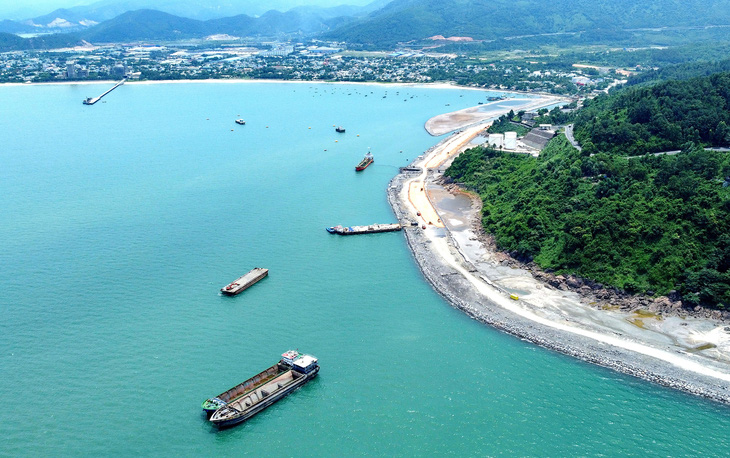 Cảng Liên Chiểu đang được gấp rút xây dựng. Việc lập khu thương mại tự do Đà Nẵng sẽ gắn kết với cảng Liên Chiểu này - Ảnh: ĐOÀN CƯỜNG