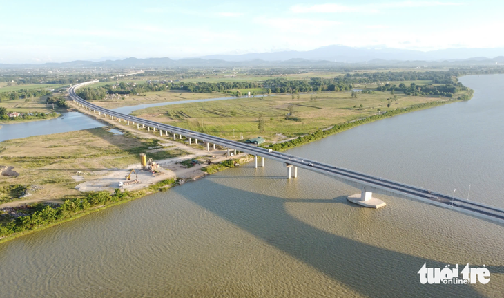 Cầu Hưng Đức bắc qua sông Lam nối hai tỉnh Nghệ An và Hà Tĩnh là cây cầu vượt sông dài nhất (hơn 4km) trên cao tốc Bắc - Nam - Ảnh: DOÃN HÒA