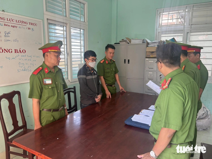 Công an tỉnh Kiên Giang tống đạt quyết định bắt tạm giam bị can Nguyễn Việt Hưng về tội lừa đảo chiếm đoạt tài sản - Ảnh: HOÀNG ĐÔ