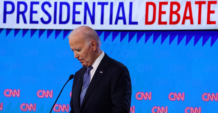 Tổng thống Biden trong cuộc tranh luận tối 27-6 giờ Mỹ - Ảnh: REUTERS