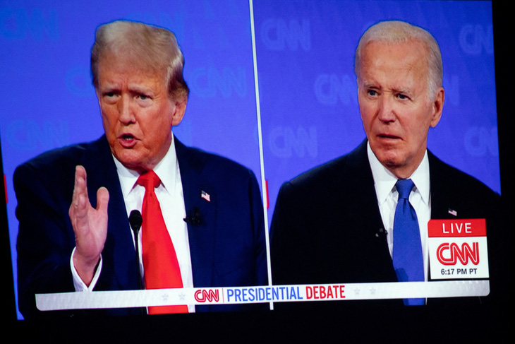 Tổng thống Mỹ Joe Biden (bên phải) tranh luận với cựu tổng thống Donald Trump ngày 27-6 (giờ Mỹ) - Ảnh: REUTERS