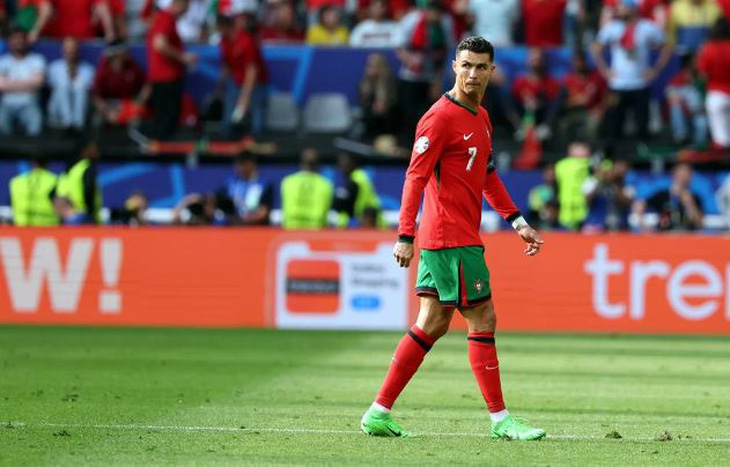 Biểu tượng của Bồ Đào Nha Cristiano Ronaldo thích là người cuối cùng ra khỏi đường hầm và vào sân bằng chân phải - Ảnh: Getty
