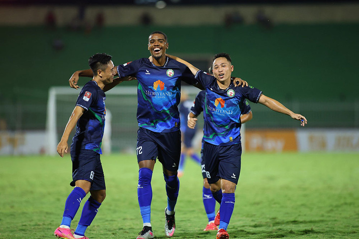 Niềm vui của các cầu thủ Bình Định sau trận thắng Hà Nội - Ảnh: VPF