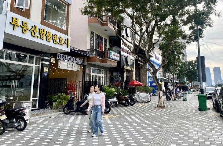 Đà Nẵng vừa đầu tư cải tạo hàng loạt vỉa hè các tuyến đường đông đúc du khách, tạo nên bộ mặt mới cho đô thị - Ảnh: TRƯỜNG TRUNG