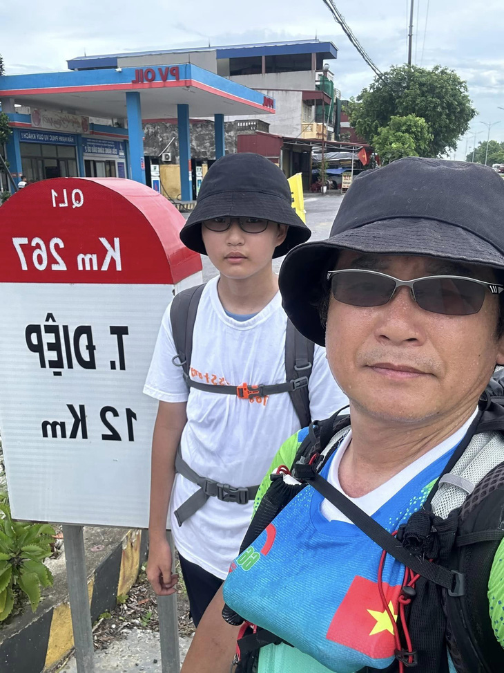 Hai cha con người Hàn Quốc chạy bộ xuyên Việt để chúc bạn sớm khỏe - Ảnh: NVCC