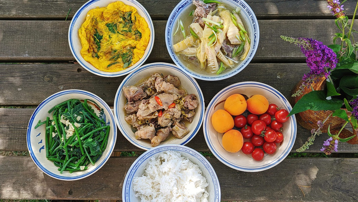 Mâm cơm đậm đà vị Việt Nam: canh xương măng, trứng chiên lá húng quế, ngọn su su xào tỏi, gà rang sả ớt, mơ ngọt và cà chua bi - Ảnh: NVCC