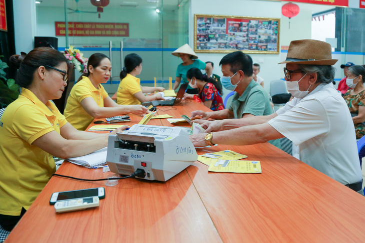 Người hưởng lương hưu, trợ cấp bảo hiểm xã hội tại một điểm chi trả ở Hà Nội - Ảnh: HÀ QUÂN