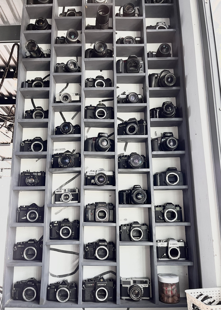 Các vách tường được tận dụng để trưng bày máy ảnh