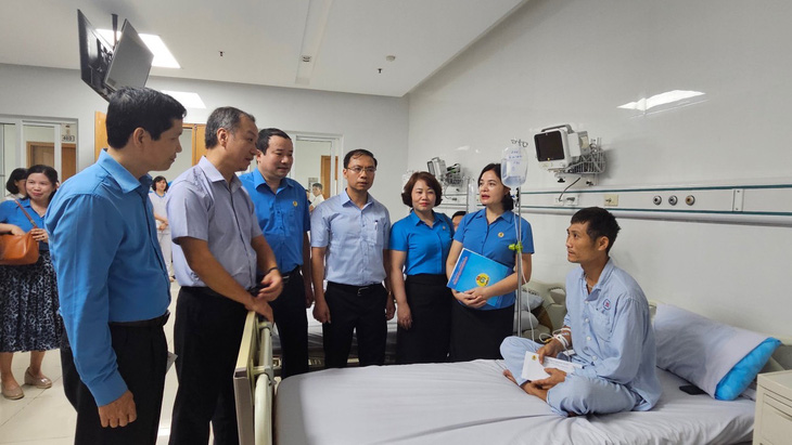 Lãnh đạo Tổng công ty Công nghiệp tàu thủy và Liên đoàn Lao động TP Hải Phòng đến thăm công nhân bị ngộ độc