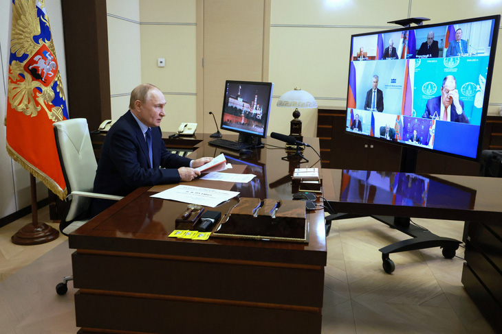 Tổng thống Nga Vladimir Putin chủ trì một cuộc họp với Hội đồng An ninh Liên bang Nga ngày 28-6 - Ảnh: REUTERS