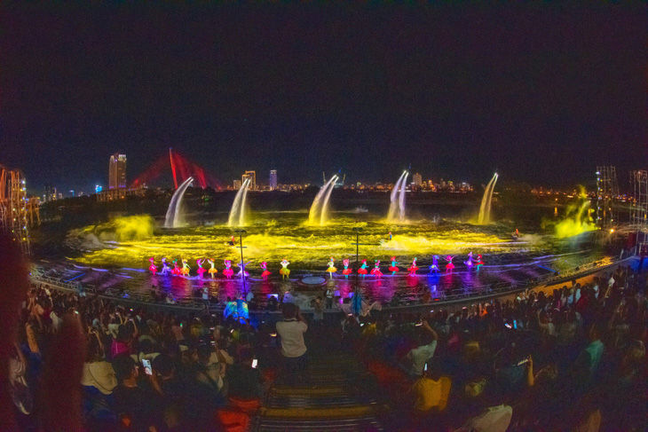 Sân khấu nằm ở chân cầu Trần Thị Lý (Đà Nẵng) bừng sáng với show diễn mới