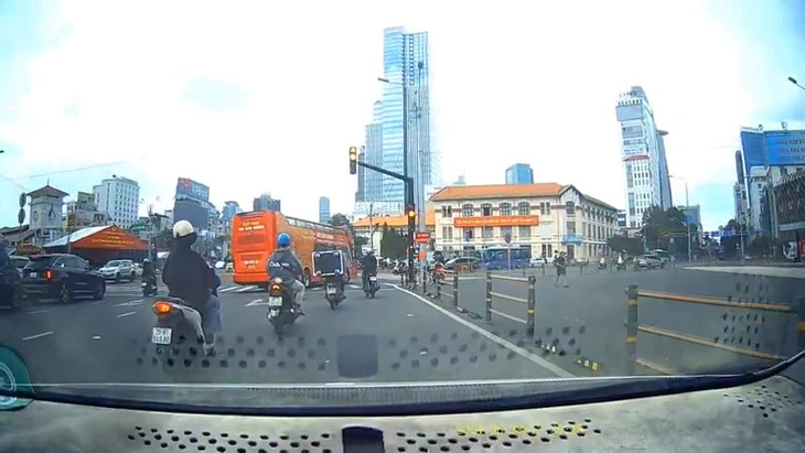 Xe buýt 2 tầng vượt đèn đỏ tại giao lộ đông người qua lại được camera hành trình ghi lại - Ảnh: Cắt từ video