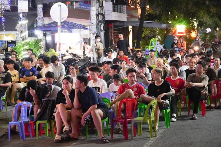 30 phút trước giờ bóng lăn, quán cà phê trên đường D3 (quận Bình Thạnh, TP.HCM) đã đông nghẹt - Ảnh: AN VI