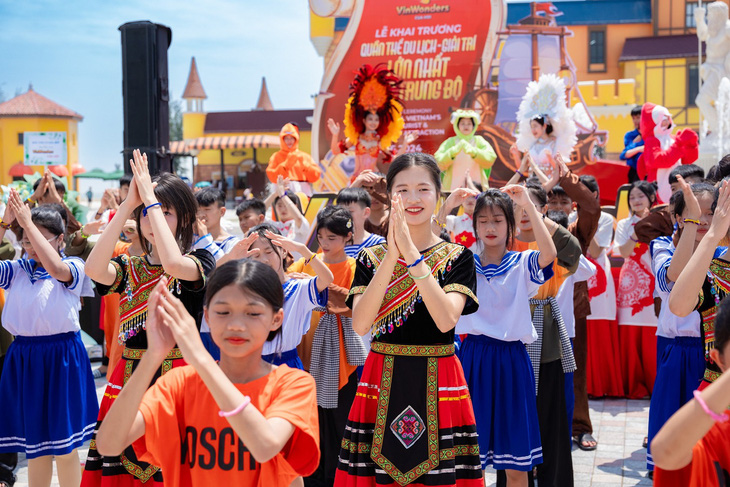 Các cuộc thi diễu hành, văn nghệ, đồng diễn flashmob. Ảnh: Đ.H