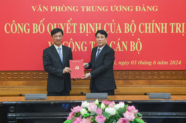 Đại tướng Lương Cường (phải) trao quyết định cho Thượng tướng Nguyễn Duy Ngọc - Ảnh: TTXVN