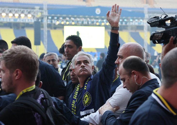 Mourinho vẫy tay chào các CĐV Fenerbahce - Ảnh: REUTERS