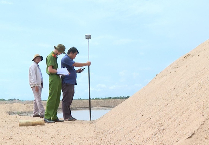 Cơ quan điều tra kiểm tra khu vực tập kết cát tại Công ty cổ phần xây dựng Tây Nguyên Gia Lai - Ảnh: TRUNG NAM 
