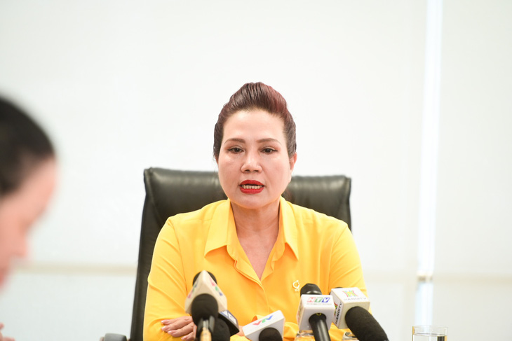 Bà Lê Thúy Hằng, tổng giám đốc SJC, trả lời phỏng vấn về giá vàng chiều nay, 3-6 - Ảnh: PHƯƠNG QUYÊN