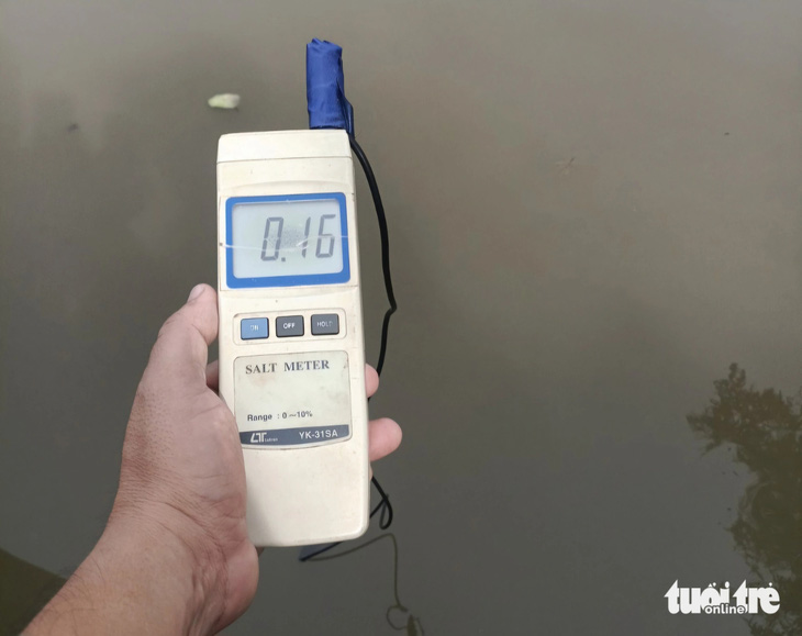 Độ mặn đo được vào ngày 3-6 trên kênh Tân Phú - Điềm Hy là 0,16g/l - Ảnh: HOÀI THƯƠNG