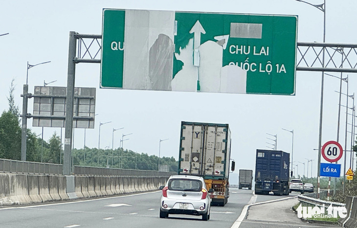 Biển báo trên cao tốc Đà Nẵng - Quảng Ngãi đoạn qua huyện Núi Thành, Quảng Nam bị hư hỏng, bong tróc - Ảnh: LÊ TRUNG