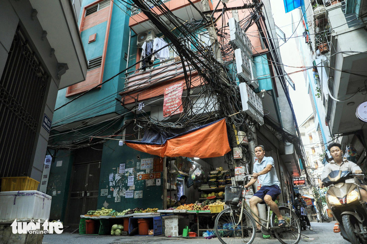 Dọc tuyến phố Phùng Khoang, quận Thanh Xuân (Hà Nội) có rất nhiều căn nhà trọ cho thuê được bọc kín không có lối thoát hiểm, xe chữa cháy khó tiếp cận - Ảnh: DANH KHANG