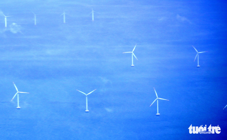 Trụ điện gió gần bờ ở vùng biển Tây Nam Bộ nhìn từ trực thăng - Ảnh: ĐÔNG HÀ 