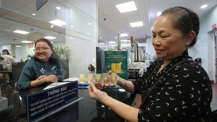 Bà Nguyễn Thị Thu Hiền (quận 1) mua được 5 lượng vàng tại BIDV chi nhánh TP.HCM sau hơn 30 phút chờ đợi - Ảnh: PHƯƠNG QUYÊN