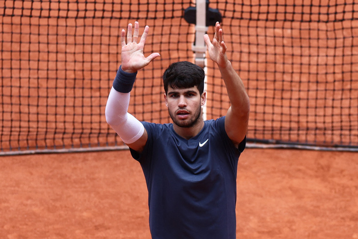 Carlos Alcaraz ghi tên vào tứ kết Roland Garros - Ảnh: REUTERS