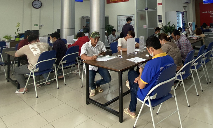 Làm thủ tục cấp đổi giấy phép lái xe tại Trung tâm phục vụ hành chính công TP Cần Thơ - Ảnh: P.B.