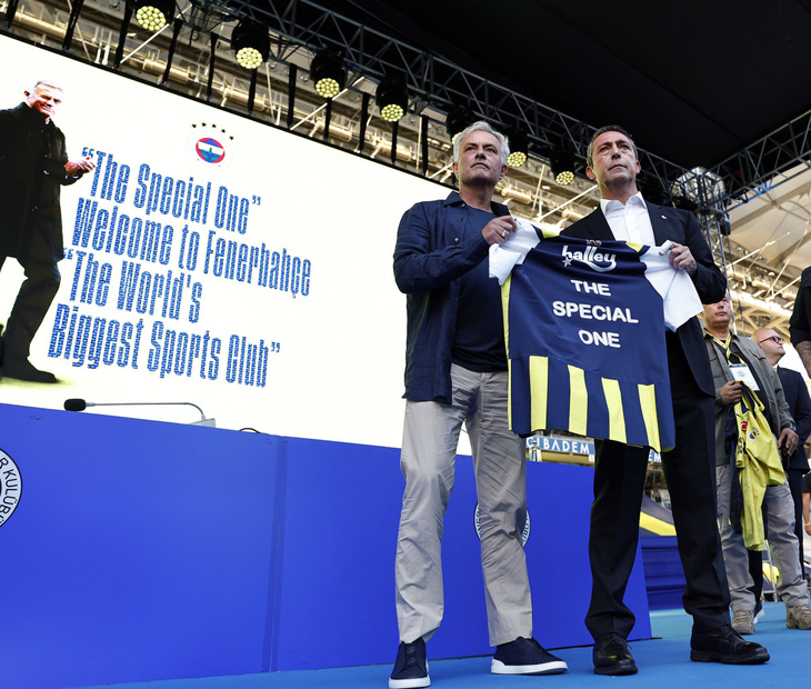 HLV Jose Mourinho trở thành HLV trưởng CLB Fenerbahce - Ảnh: REUTERS