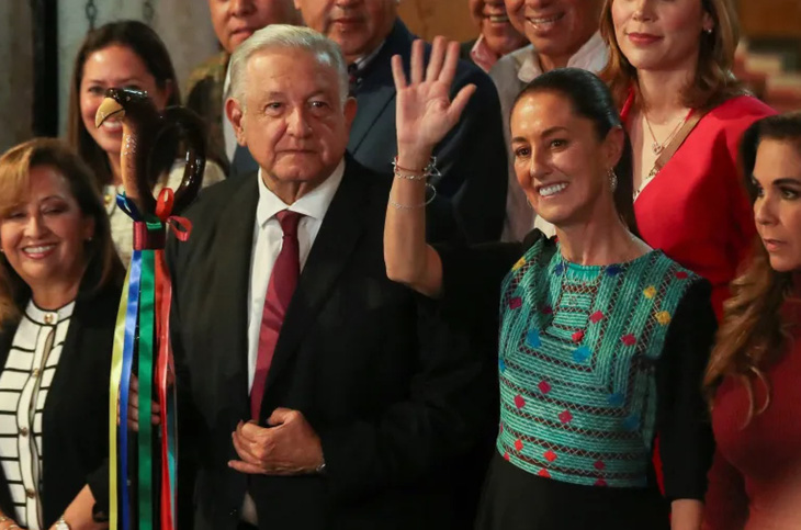 Bà Claudia Sheinbaum và Tổng thống sắp mãn nhiệm Andres Manuel Lopez Obrador trong buổi lễ tuyên bố bà Sheinbaum là ứng cử viên tổng thống đại diện cho Đảng cầm quyền Morena ngày 7-9-2023 - Ảnh: REUTERS