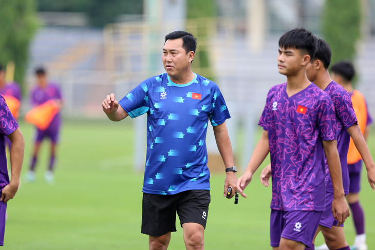 HLV Hứa Hiền Vinh triệu tập những cầu thủ xuất sắc nhất lứa tuổi cho U19 Việt Nam - Ảnh: HOÀNG TÙNG