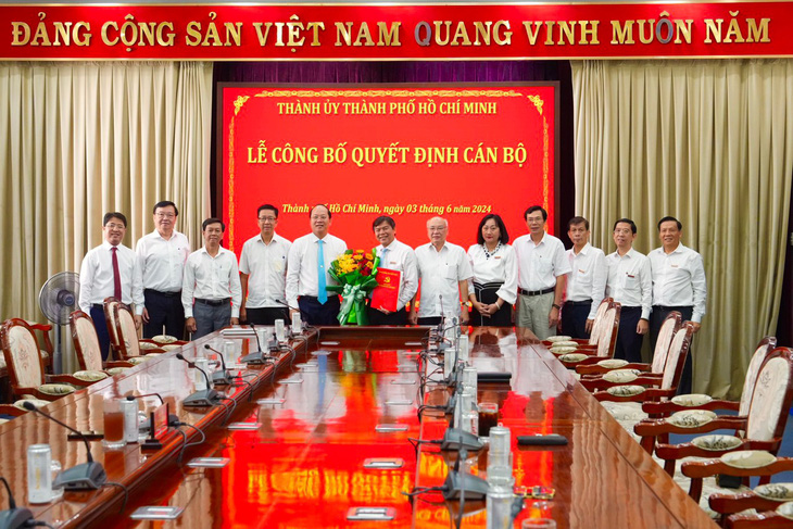 Lãnh đạo Thành ủy, Ban Tuyên giáo Thành ủy, báo Sài Gòn Giải Phóng tặng hoa chúc mừng ông Tăng Hữu Phong - Ảnh: HỮU HẠNH 