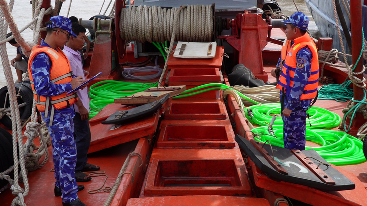Cán bộ, chiến sĩ Vùng Cảnh sát biển 4 phát hiện tàu cá chở 200.000 lít dầu DO vận chuyển trái phép trên vùng biển Tây Nam - Ảnh: ĐÌNH ĐỨC