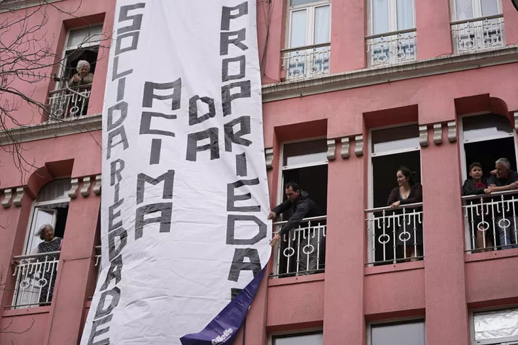 Biểu ngữ giăng trên mặt tiền tòa nhà dân cư trong một cuộc biểu tình ở Lisbon năm 2023 - Ảnh: Euronews
