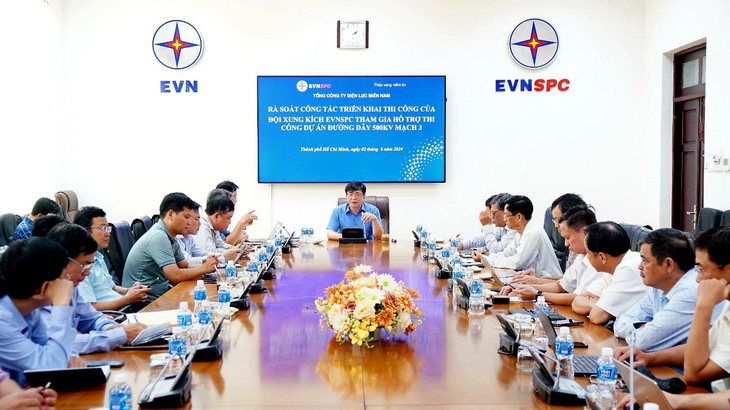 Lãnh đạo EVNSPC tổ chức họp khẩn, nối cầu trực tuyến với Giám đốc 21 Công ty Điện lực và các Đội xung kích ngoài công trường vào chiều ngày 02/6/2024