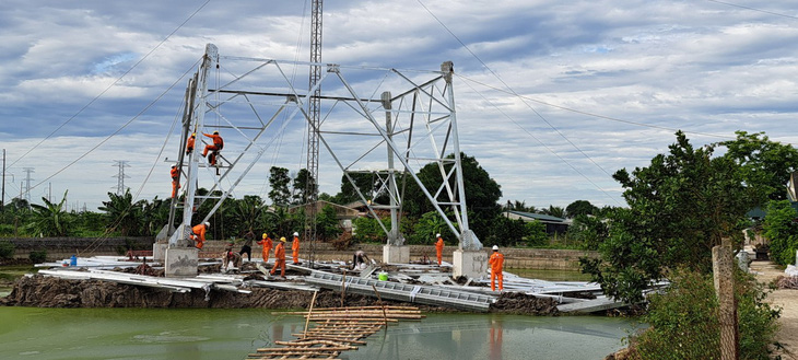 Đội xung kích Điện lực Đồng Nai triển khai thi công tại vị trí VT132 (huyện Nông Cống, Thanh Hóa)