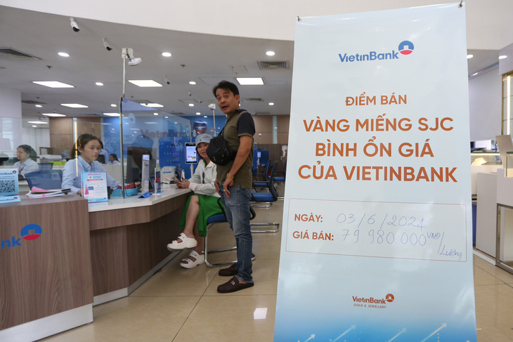 Chi nhánh VietinBank 93-95 Hàm Nghi niêm yết giá bán vàng chiều nay - Ảnh: PHƯƠNG QUYÊN