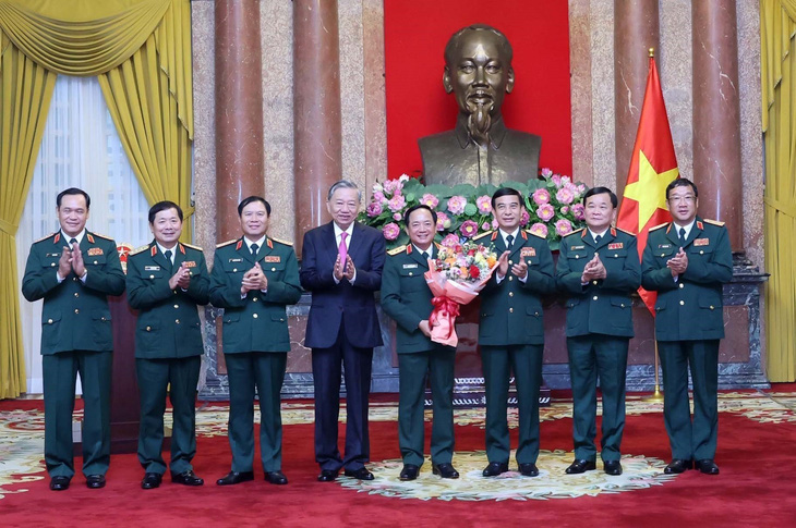 Chủ tịch nước Tô Lâm, đại tướng Phan Văn Giang và lãnh đạo Bộ Quốc phòng chúc mừng Thượng tướng Trịnh Văn Quyết - Ảnh: TTXVN