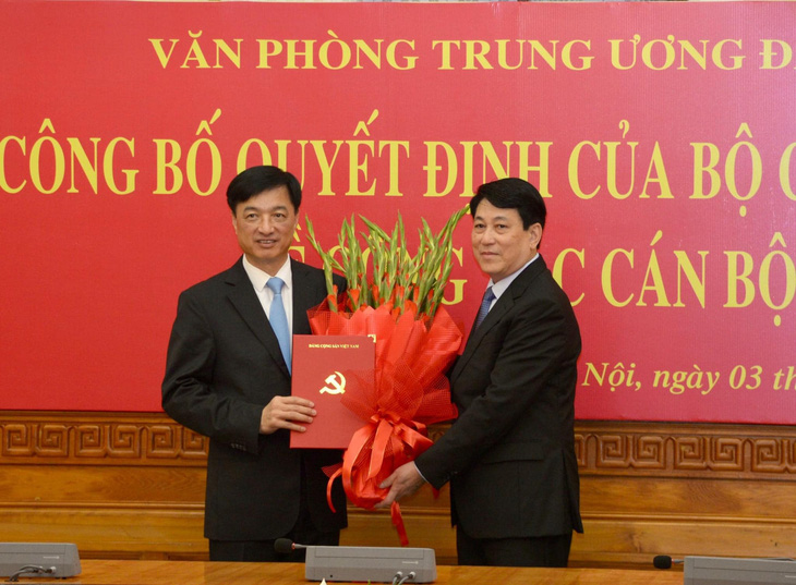 Đại tướng Lương Cường (phải) tặng hoa cho Thượng tướng Nguyễn Duy Ngọc - Ảnh: TTXVN