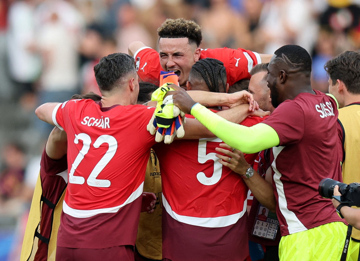 Tuyển Thụy Sĩ đá bại ĐKVĐ Ý với tỉ số 2-0 ở vòng 16 đội Euro 2024 - Ảnh: REUTERS